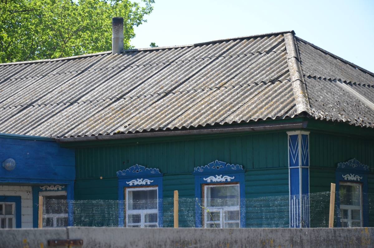 Стара хата з різьбленими лиштвами