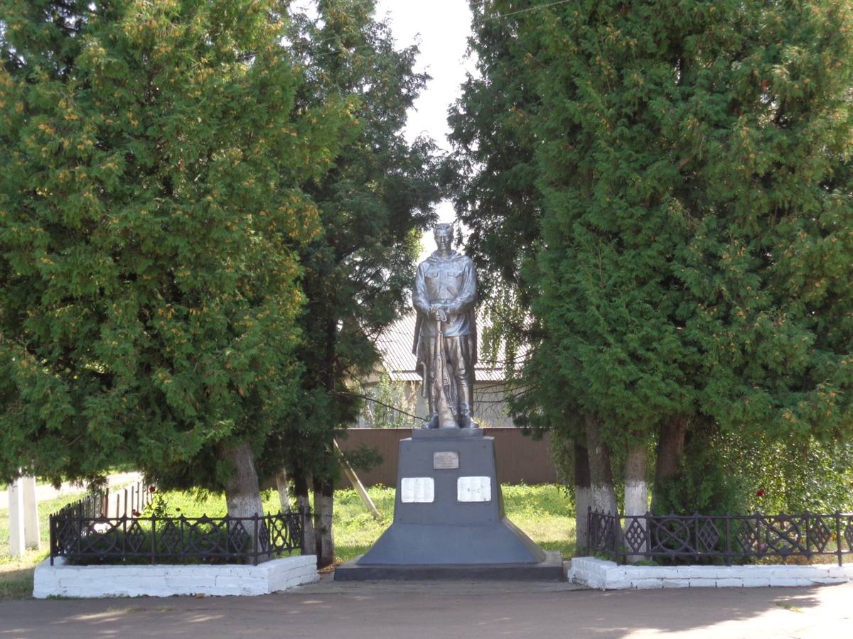 Памʼятник односельцям, загиблим у 1941–1945 роках, і братська могила 1943 року