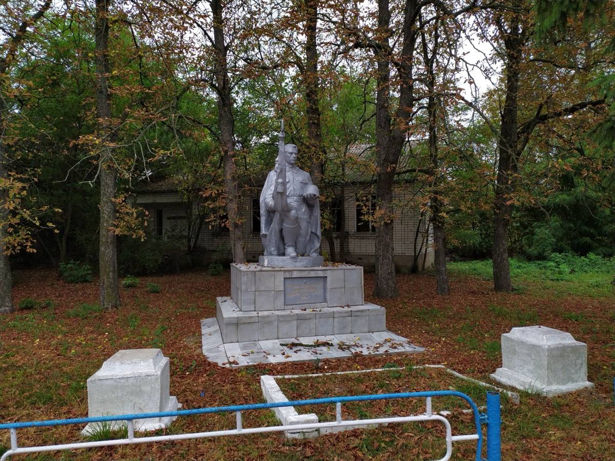 Памʼятний знак 150 односельцям, загиблим у 1941–1945 роках. У Петропавлівській церкві Кунашівки хрестили й вінчали предків до 1910-х